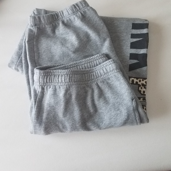 A PINK bundle. Hoodie, Sweatpants, Tank and Bra. - Picture 6 of 6